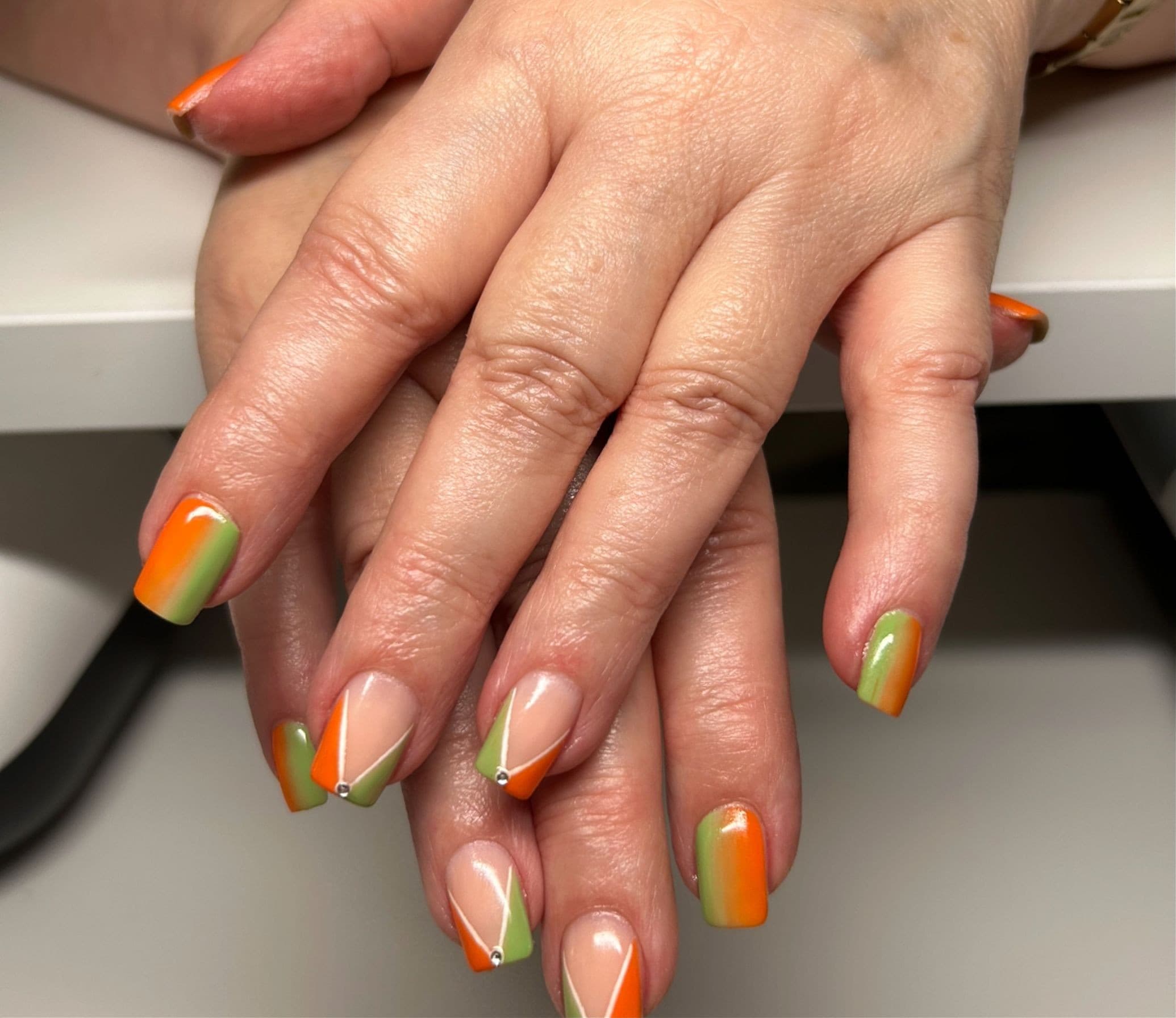 Kurze Nägel mit French in Orange und Grün